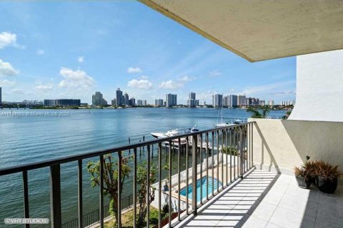 Copropriété à vendre à Sunny Isles Beach, Floride: 2 chambres, 113.06 m2 № 1730046 - photo 1