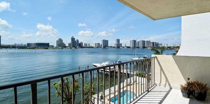 Condo à Sunny Isles Beach, Floride, 2 chambres № 1730046
