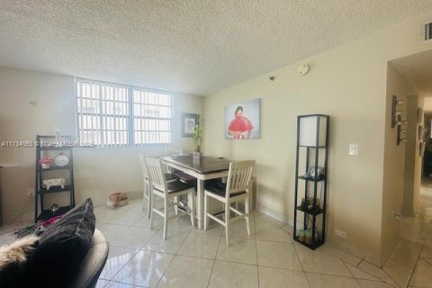 Copropriété à vendre à Sunny Isles Beach, Floride: 2 chambres, 113.06 m2 № 1730046 - photo 9