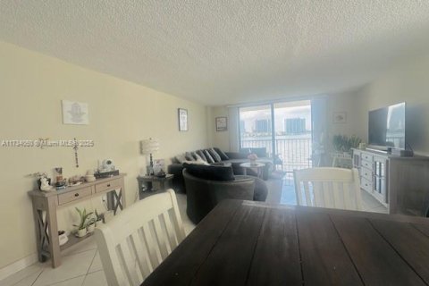 Copropriété à vendre à Sunny Isles Beach, Floride: 2 chambres, 113.06 m2 № 1730046 - photo 10