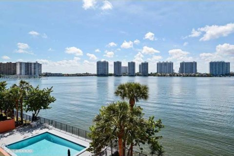 Copropriété à vendre à Sunny Isles Beach, Floride: 2 chambres, 113.06 m2 № 1730046 - photo 3