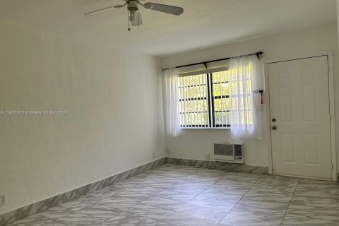 Copropriété à louer à Hollywood, Floride: 1 chambre, 40.88 m2 № 1821885 - photo 2