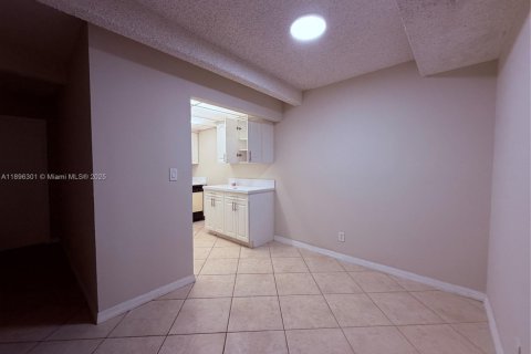 Condo in Pompano Beach, Florida, 2 bedrooms  № 1950436 - photo 8