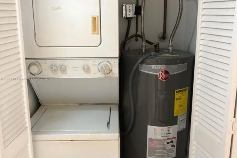 Condo in Pompano Beach, Florida, 2 bedrooms  № 1950436 - photo 5