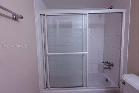 Condo in Pompano Beach, Florida, 2 bedrooms  № 1950436 - photo 15