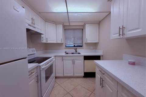 Condo in Pompano Beach, Florida, 2 bedrooms  № 1950436 - photo 10