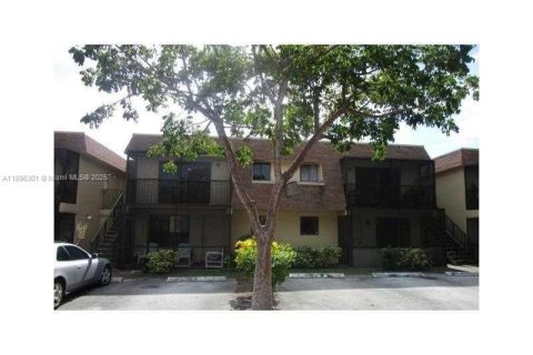 Condo in Pompano Beach, Florida, 2 bedrooms  № 1950436 - photo 1