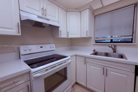 Condo in Pompano Beach, Florida, 2 bedrooms  № 1950436 - photo 11