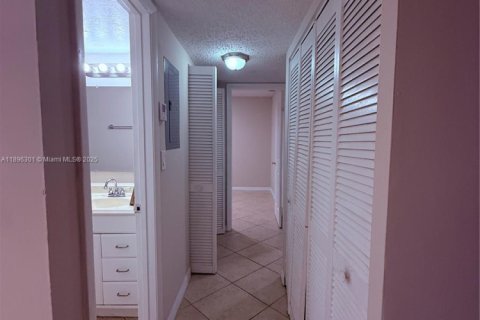 Condo in Pompano Beach, Florida, 2 bedrooms  № 1950436 - photo 13