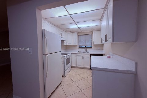 Condo in Pompano Beach, Florida, 2 bedrooms  № 1950436 - photo 9
