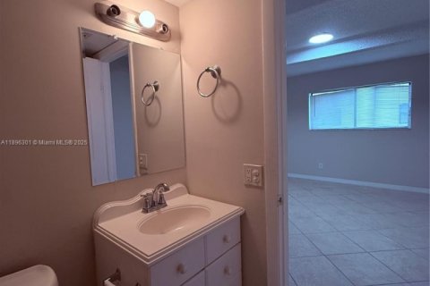 Condo in Pompano Beach, Florida, 2 bedrooms  № 1950436 - photo 27