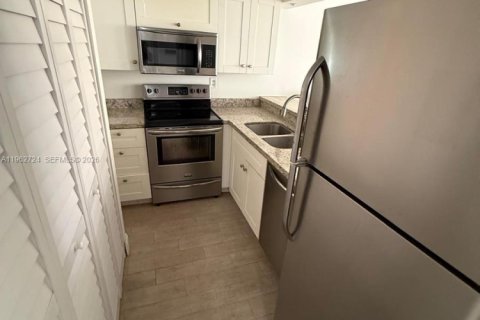 Condo in Miami, Florida, 1 bedroom № 2080958 - photo 9