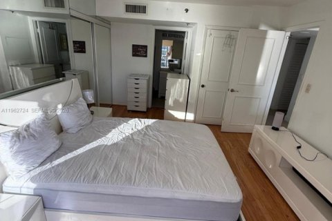 Condo in Miami, Florida, 1 bedroom № 2080958 - photo 10