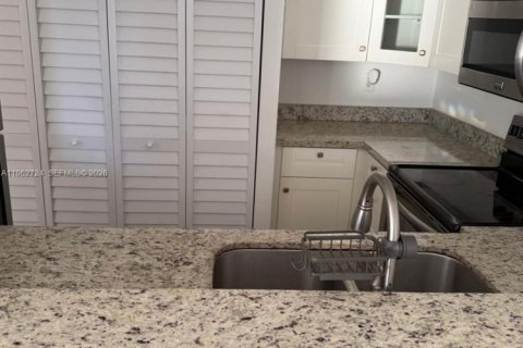 Condo in Miami, Florida, 1 bedroom № 2080958 - photo 8