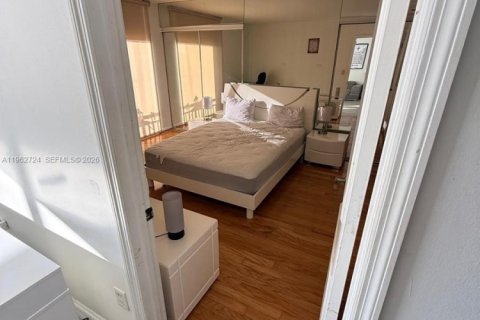 Condo in Miami, Florida, 1 bedroom № 2080958 - photo 12