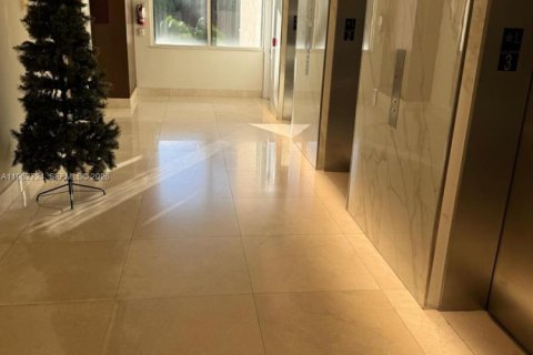 Condo in Miami, Florida, 1 bedroom № 2080958 - photo 3