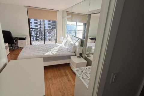 Condo in Miami, Florida, 1 bedroom № 2080958 - photo 11