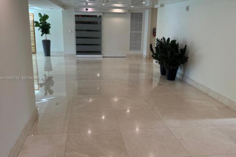 Condo in Miami, Florida, 1 bedroom № 2080958 - photo 2