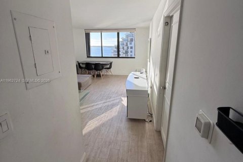 Condo in Miami, Florida, 1 bedroom № 2080958 - photo 6