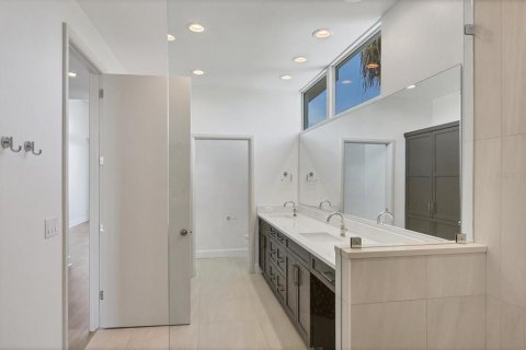 House in Longboat Key, Florida 4 bedrooms, 393.53 sq.m. № 2099636 - photo 12