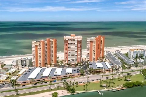 House in Redington Shores, Florida 2 bedrooms, 108.23 sq.m. № 1913601 - photo 2