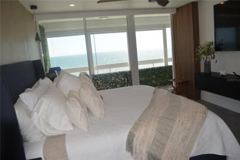 House in Redington Shores, Florida 2 bedrooms, 108.23 sq.m. № 1913601 - photo 16