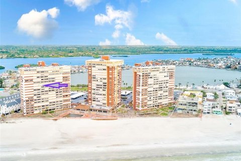 House in Redington Shores, Florida 2 bedrooms, 108.23 sq.m. № 1913601 - photo 1