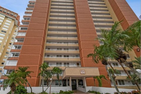 House in Redington Shores, Florida 2 bedrooms, 108.23 sq.m. № 1913601 - photo 3