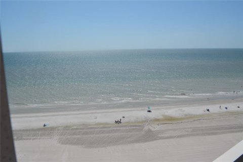 House in Redington Shores, Florida 2 bedrooms, 108.23 sq.m. № 1913601 - photo 5