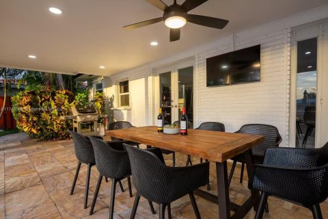 Villa ou maison à vendre à Miami, Floride: 4 chambres, 204.85 m2 № 1980127 - photo 24