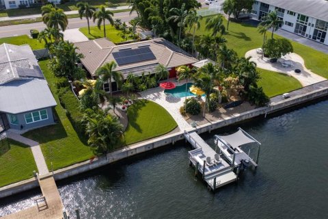 Casa en Saint Petersburg, Florida 3 dormitorios, 154.4 m2 № 2363198