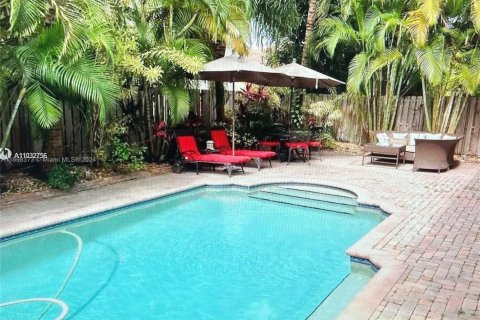 House in Doral, Florida 6 bedrooms, 325.34 sq.m. № 1863391 - photo 14