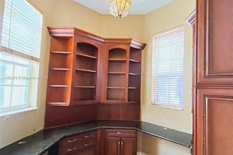 House in Doral, Florida 6 bedrooms, 325.34 sq.m. № 1863391 - photo 12