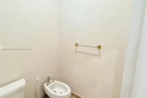 House in Doral, Florida 6 bedrooms, 325.34 sq.m. № 1863391 - photo 10
