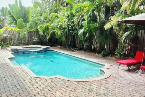 House in Doral, Florida 6 bedrooms, 325.34 sq.m. № 1863391 - photo 15