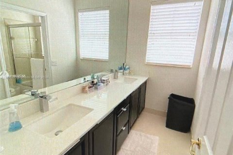 House in Doral, Florida 6 bedrooms, 325.34 sq.m. № 1863391 - photo 9