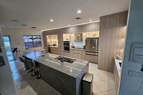 House in Doral, Florida 6 bedrooms, 325.34 sq.m. № 1863391 - photo 4
