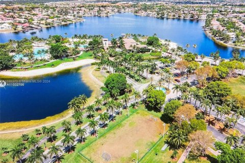 House in Doral, Florida 6 bedrooms, 325.34 sq.m. № 1863391 - photo 23