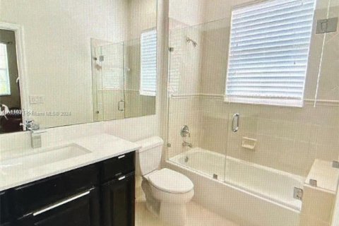House in Doral, Florida 6 bedrooms, 325.34 sq.m. № 1863391 - photo 11