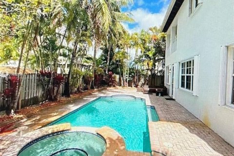 House in Doral, Florida 6 bedrooms, 325.34 sq.m. № 1863391 - photo 17