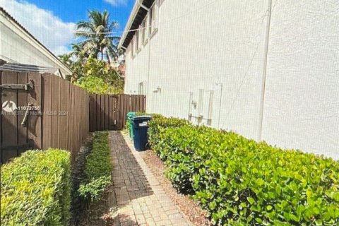House in Doral, Florida 6 bedrooms, 325.34 sq.m. № 1863391 - photo 19