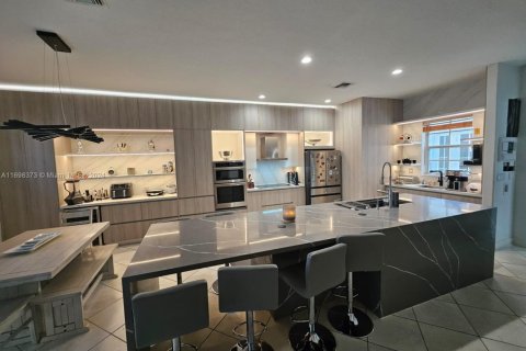 House in Doral, Florida 6 bedrooms, 325.34 sq.m. № 1863391 - photo 7