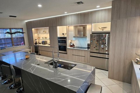 House in Doral, Florida 6 bedrooms, 325.34 sq.m. № 1863391 - photo 6