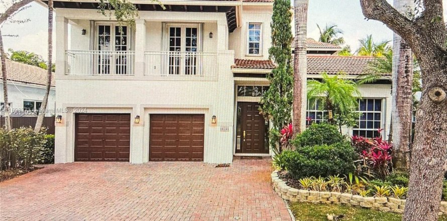 House in Doral, Florida 6 bedrooms, 325.34 sq.m. № 1863391