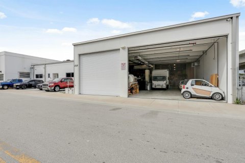 Propiedad comercial en venta en West Palm Beach, Florida № 2246966 - foto 3