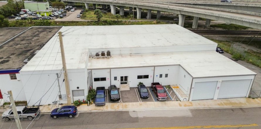 Propiedad comercial en West Palm Beach, Florida № 2246966