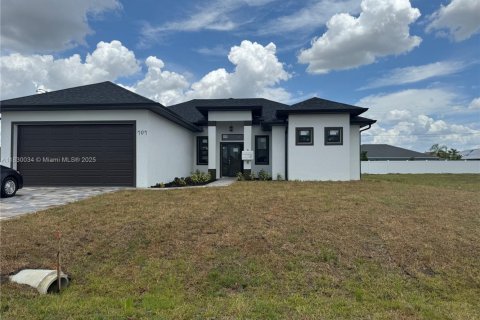 House in Cape Coral, Florida 3 bedrooms № 1806417 - photo 1