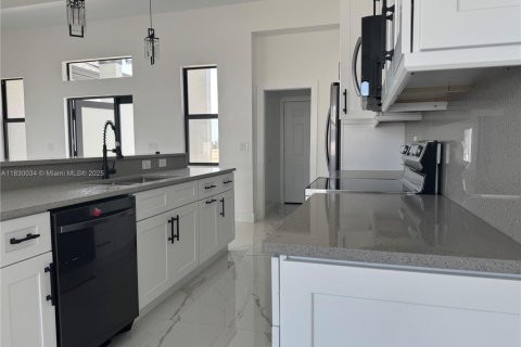 House in Cape Coral, Florida 3 bedrooms № 1806417 - photo 13
