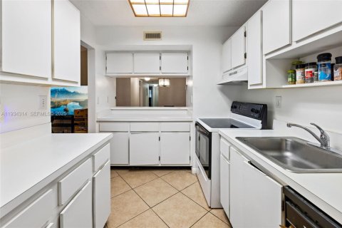 Condo in Miami, Florida, 3 bedrooms № 1993450 - photo 12
