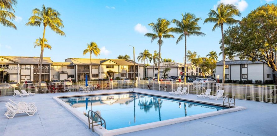 Condo in Miami, Florida, 3 bedrooms № 1993450